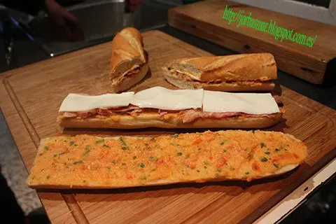 Bocadillo de jamón cocido con queso