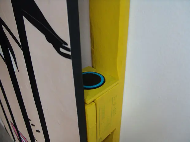 Sistema estéreo Bluetooth en un palé con decoración temática