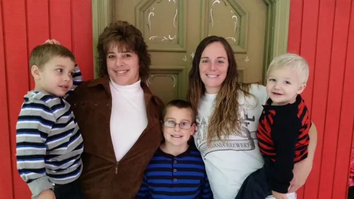 Su mamá la abandonó en el baño de Burger King en 1986