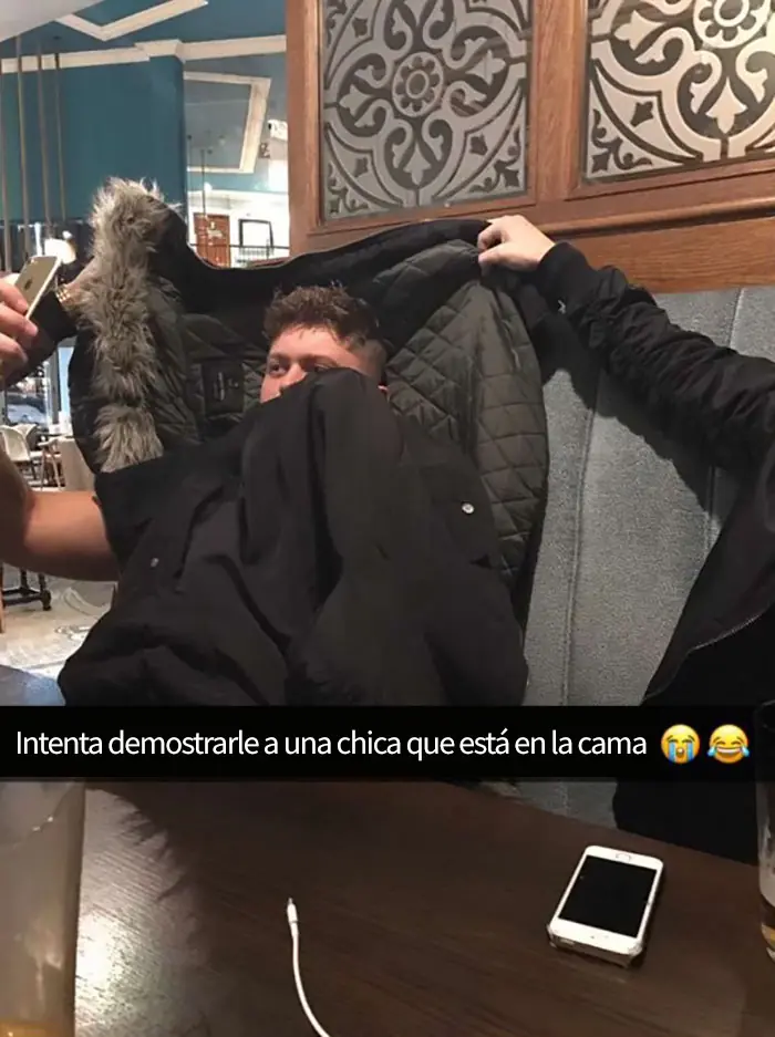 Engañó a su novia para que creyera que estaba en la cama