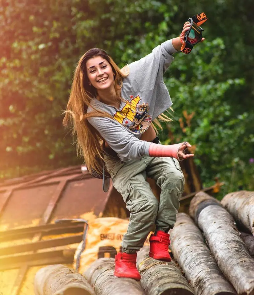 Sara Aydin pedaso de motera!!!