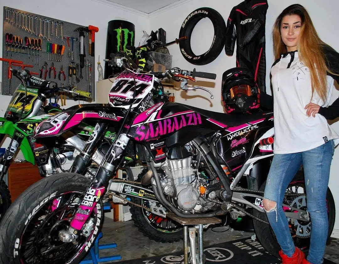 Sara Aydin pedaso de motera!!!