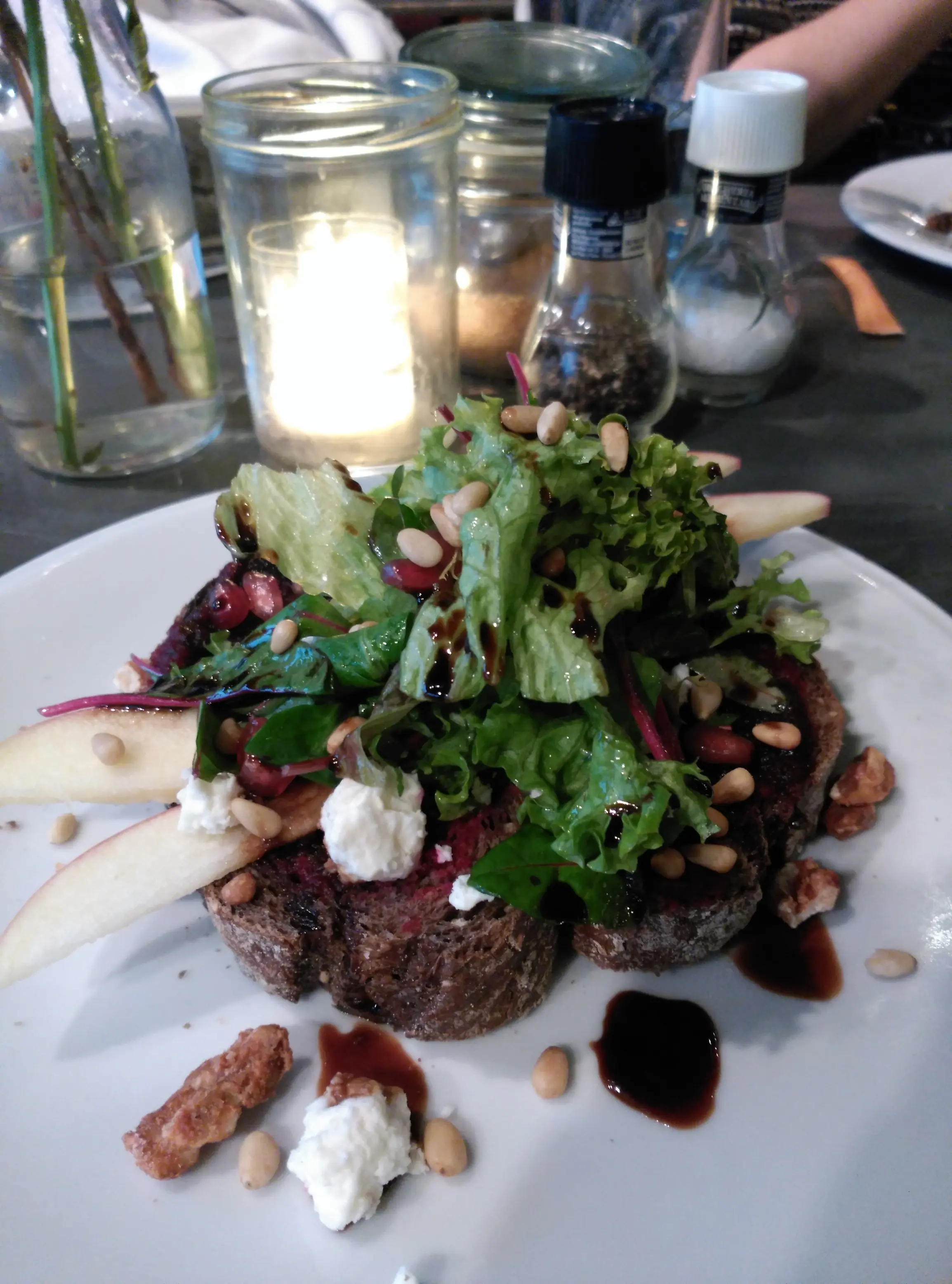 Jaime Castellanos: tostada con lechuga y salsa de granada