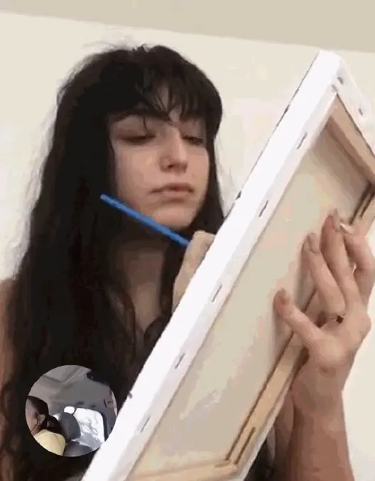 Emily Rinaudo pasa, mira y no vale tocarse.