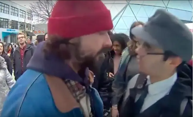 Shia Lebouf se enfrenta a supremacista blanco y lo humilla
