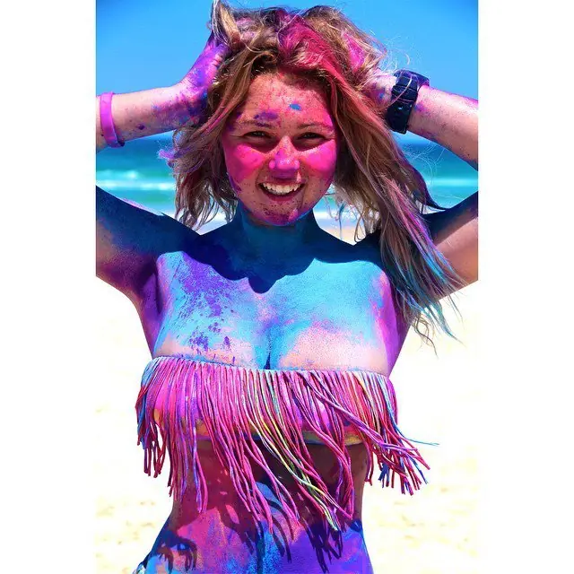 Ruby-Lee Coffey, guapa y voluptuosa surfista adolescente