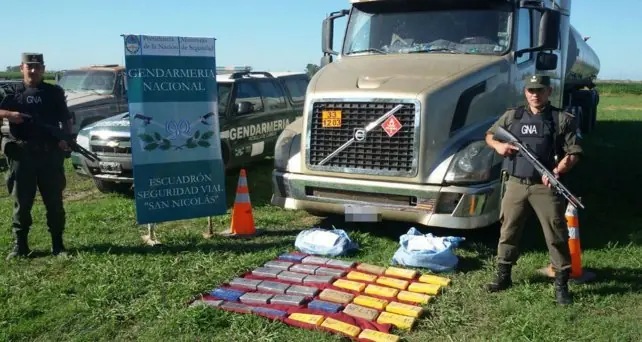 Hallan 37 kilos de cocaína camión boliviano