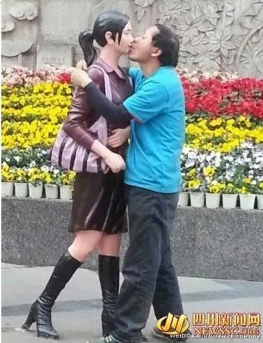 Hombre chino se enamoró de dos estatuas de tamaño natural