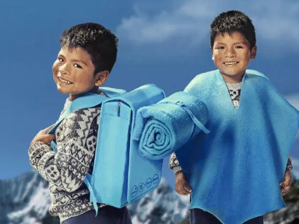 Mira lo que hicieron en Peru, poncho-mochilas