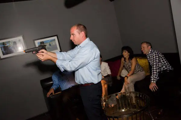 EEUU: Disparan armas mientras esperan la comida