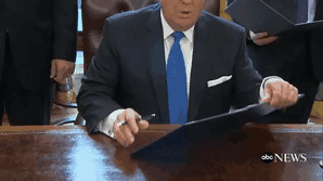 Los memes de Donald Trump mostrando sus órdenes ejecutivas Los memes de Donald Trump mostrando sus órdenes ejecutivas