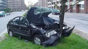 Mujer provoca un accidente por afeitarse el pubis