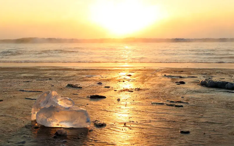 Hielo muy transparente se forma solo en un río de Japón