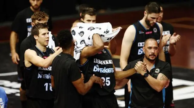 Se le salio un ojo cuando jugaba al basquet, literal
