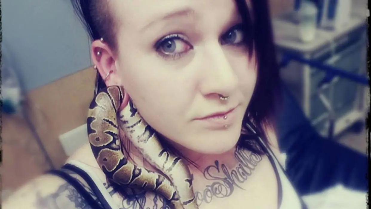 historia de cómo su serpiente se atascó en su oreja