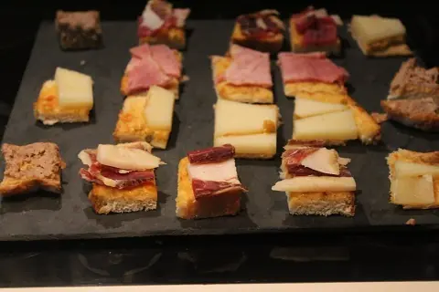 Cenando aperitivos con pan y tomate