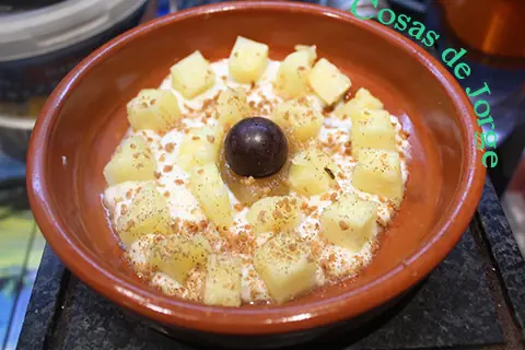 Piña con yogurt y crocanti