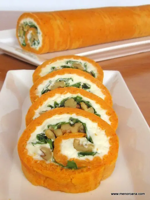 Rollo de pimientos de piquillo con queso, rúcula y nueces