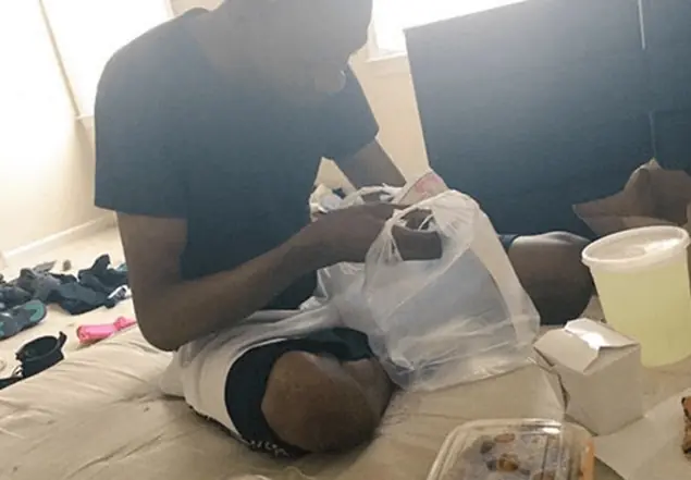 Se venga del tipo que se acostaba con su novia…