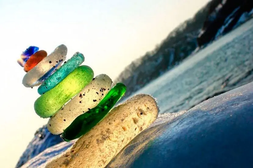 Botellas de vidrio joyas de la naturaleza en el mar de Rusia Botellas de vidrio joyas de la naturaleza en el mar de Rusia