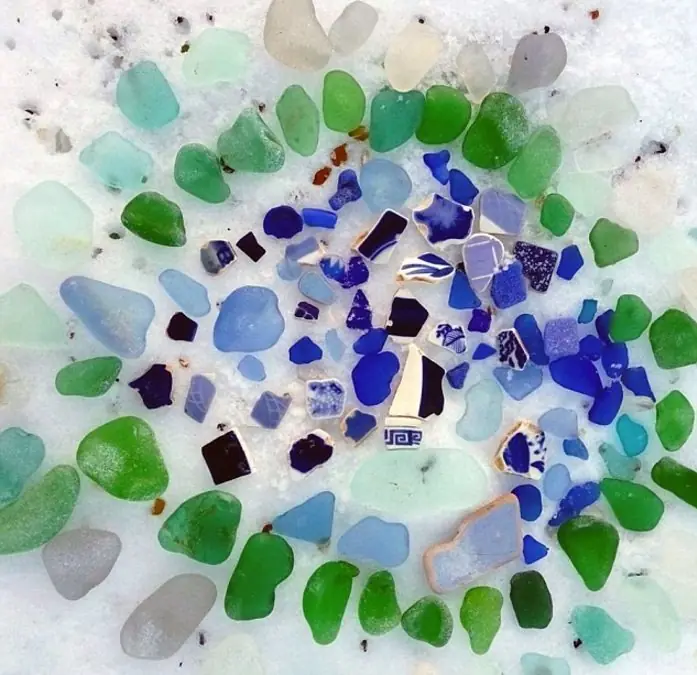 Botellas de vidrio joyas de la naturaleza en el mar de Rusia Botellas de vidrio joyas de la naturaleza en el mar de Rusia