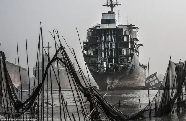 Desempeñan el trabajo mas peligroso desmanteladores d barco Desempeñan el trabajo mas peligroso desmanteladores d barco