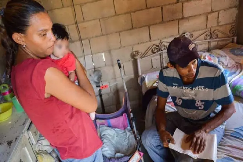 INDIGNANTE, bebé a punto de morir por consumir leche con cal