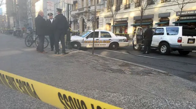 ¿Habrá tenido un "arma"? desnudo robó un taxi en Filadelfia
