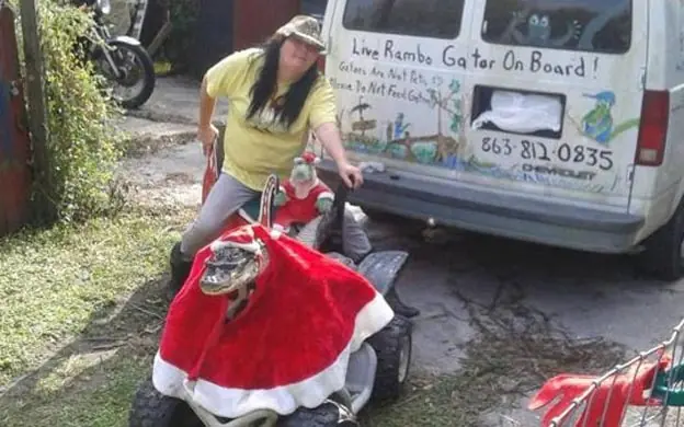 Permiten a una mujer vivir con su cocodrilo de dos metros