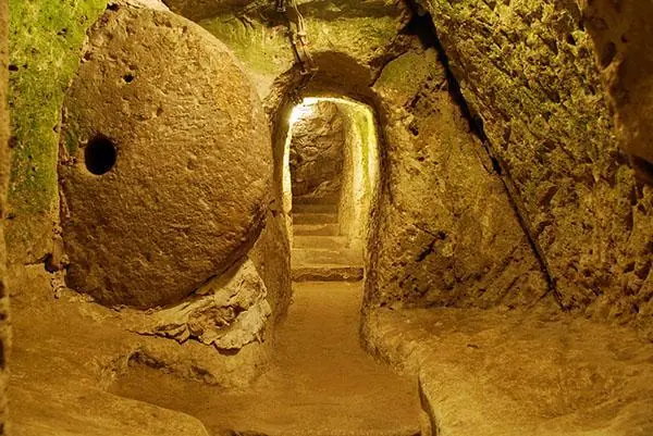 Derribo pared  y encontró ciudad subterranea