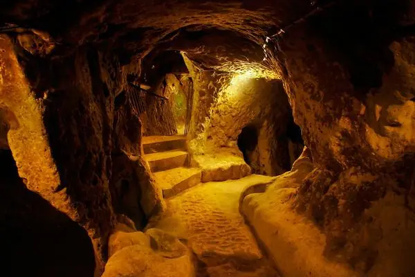 Derribo pared  y encontró ciudad subterranea