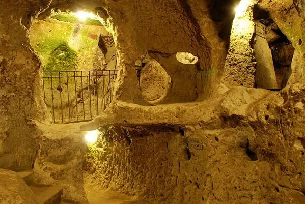 Derribo pared  y encontró ciudad subterranea