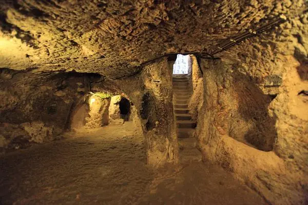 Derribo pared y encontró ciudad subterranea