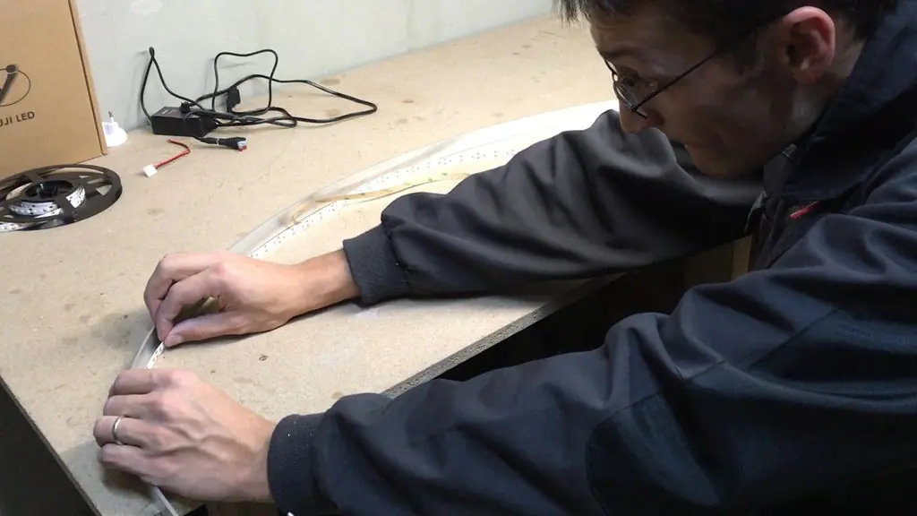 Preparar una mesa de trabajo con tiras de led