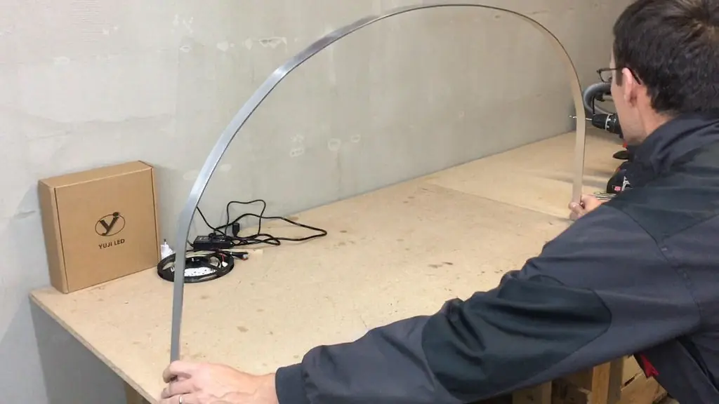 Preparar una mesa de trabajo con tiras de led