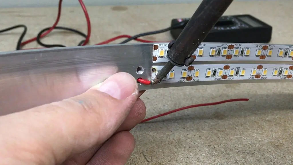 Preparar una mesa de trabajo con tiras de led