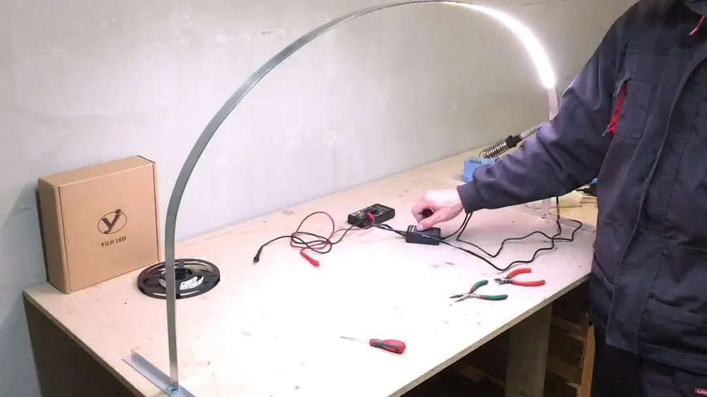 Preparar una mesa de trabajo con tiras de led