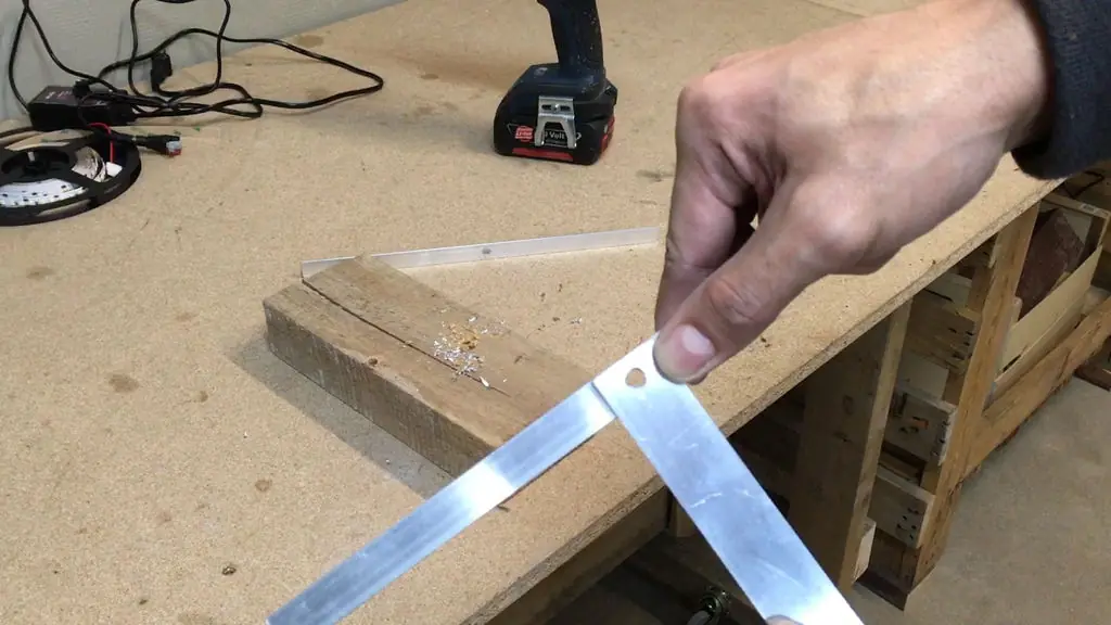 Preparar una mesa de trabajo con tiras de led
