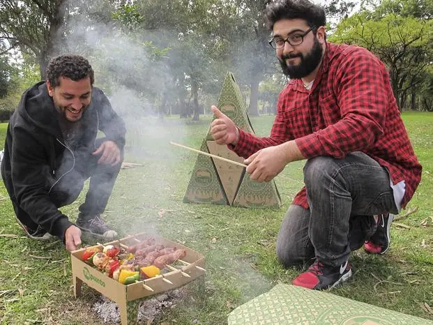 Estudiante de UNLP creó 1er parrilla descartable del mundo