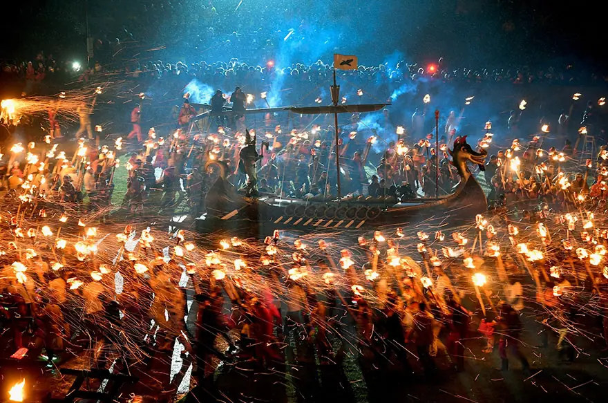 Fotos Épicas del Festival Vikingo Up Helly Aa en Escocia