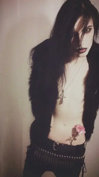 ThoЯne Bathory el chico gotico androgeno: