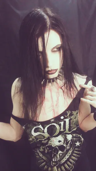 ThoЯne Bathory el chico gotico androgeno: