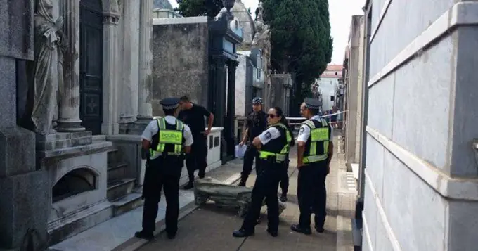 Casi muere en el cementerio aplastado por una estatua