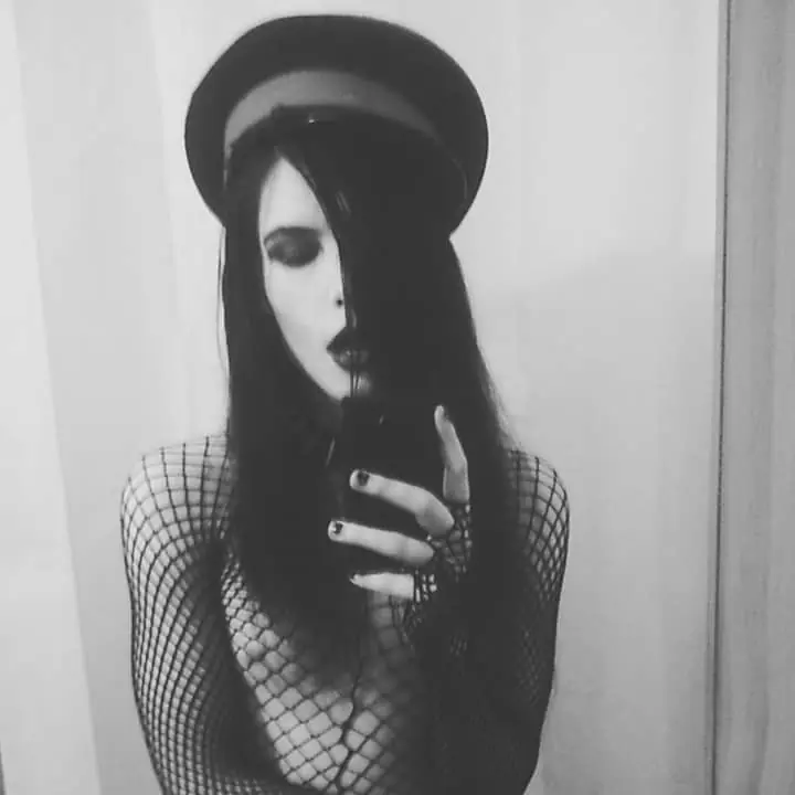 ThoЯne Bathory el chico gotico androgeno: