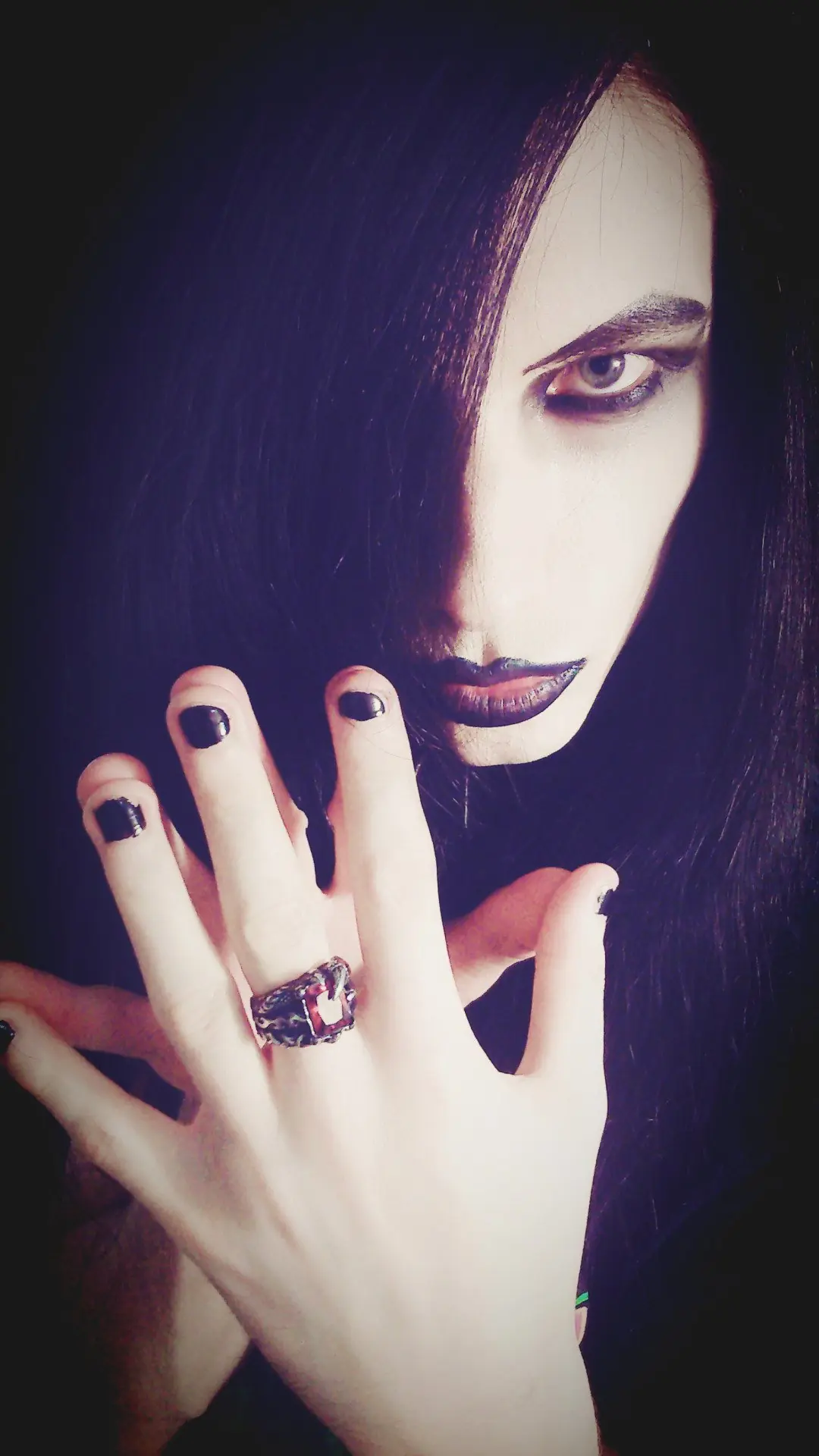 ThoЯne Bathory el chico gotico androgeno: