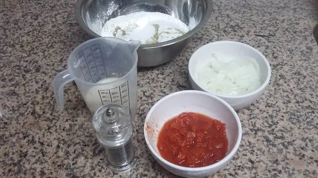 Pizzas caseras de jamón y queso, también una fugazza