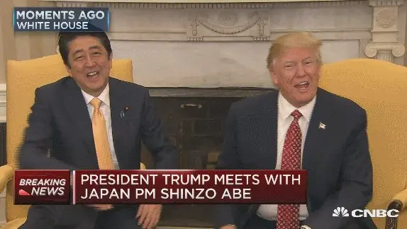 Donald Trump sigue sin saber dar la mano