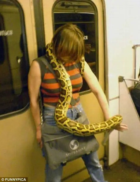 lo extrano de viajar en metro