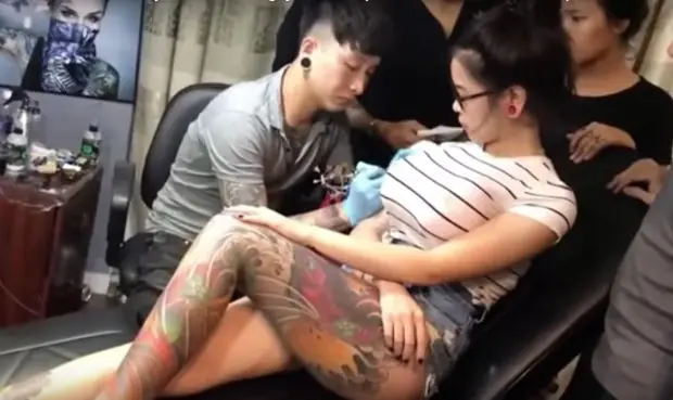 Inesperada y divertida explo de seno durante sesión de tatu