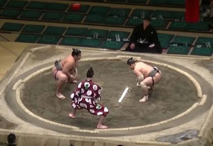 Tremendo nocaut en una pelea de Sumo